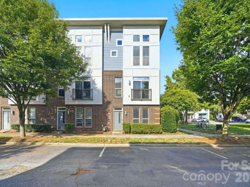 923 Warren Burgess Lane, Charlotte, NC 28205.  MLS# CAR4395797, YatesRealty ID 33261. 