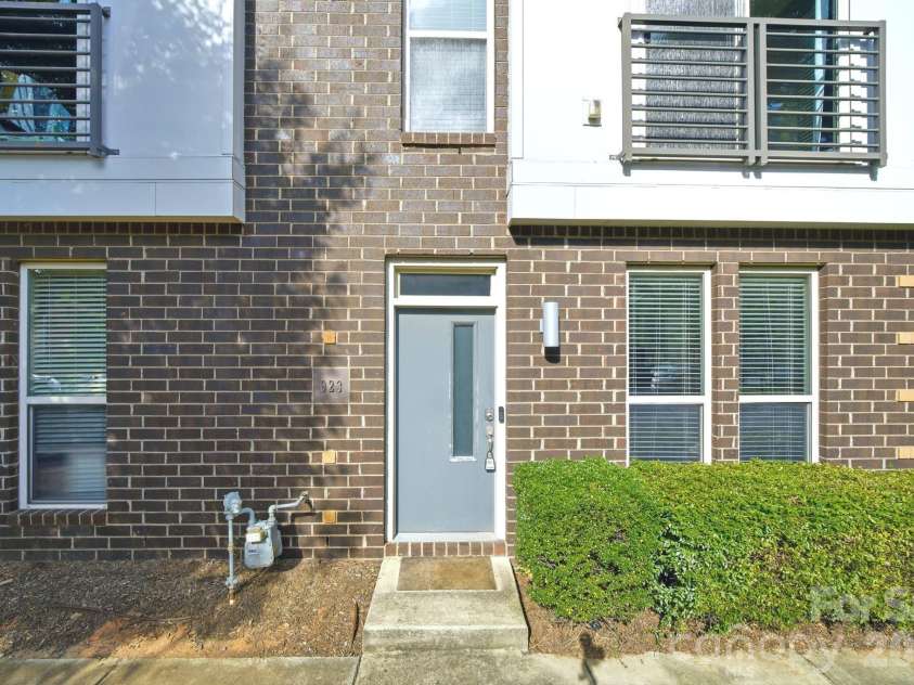 923 Warren Burgess Lane, Charlotte, NC 28205.  MLS# CAR4395797, YatesRealty ID 33261. Front entrance