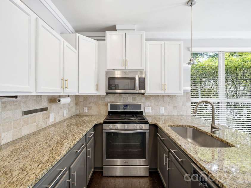 923 Warren Burgess Lane, Charlotte, NC 28205.  MLS# CAR4395797, YatesRealty ID 33261. Kitchen with gas range
