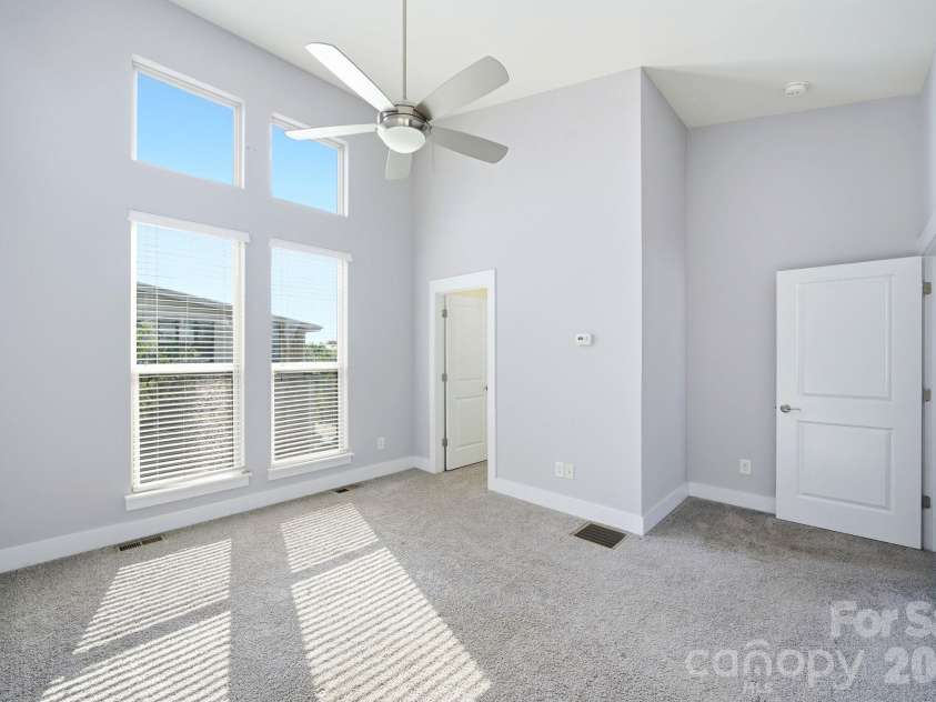 923 Warren Burgess Lane, Charlotte, NC 28205.  MLS# CAR4395797, YatesRealty ID 33261. Primary suite w/vaulted ceiling