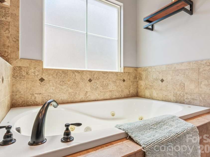 2032 Eaton Road, Charlotte, NC 28205.  MLS# CAR4372083, YatesRealty ID 33262. 