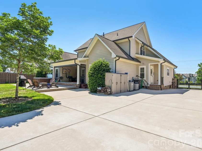 2032 Eaton Road, Charlotte, NC 28205.  MLS# CAR4372083, YatesRealty ID 33262. 