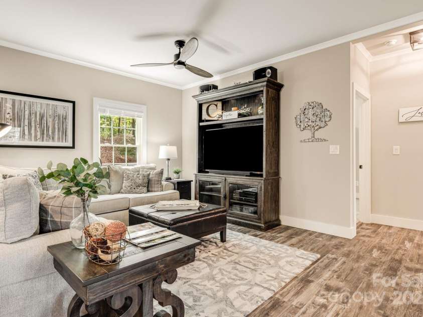 70 Jp Huggins Drive, Hendersonville, NC 28791.  MLS# CAR4277008, YatesRealty ID 33262. 