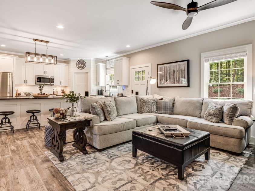 70 Jp Huggins Drive, Hendersonville, NC 28791.  MLS# CAR4277008, YatesRealty ID 33262. 