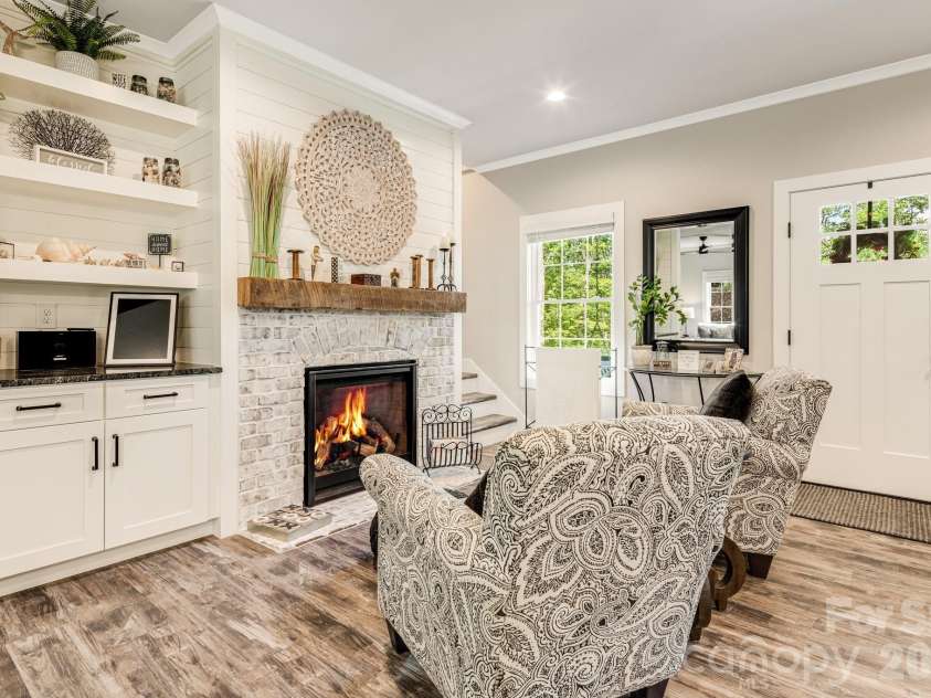 70 Jp Huggins Drive, Hendersonville, NC 28791.  MLS# CAR4277008, YatesRealty ID 33262. 