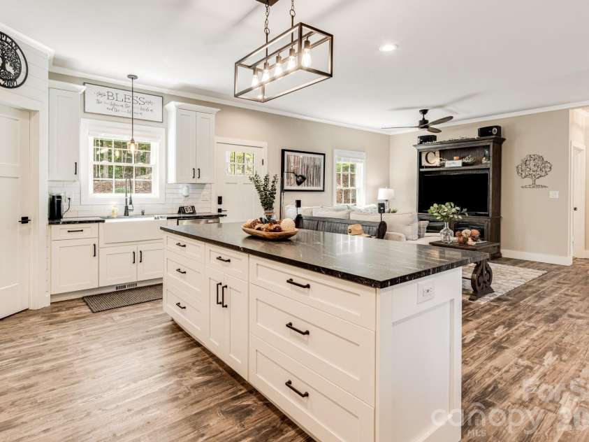 70 Jp Huggins Drive, Hendersonville, NC 28791.  MLS# CAR4277008, YatesRealty ID 33262. 