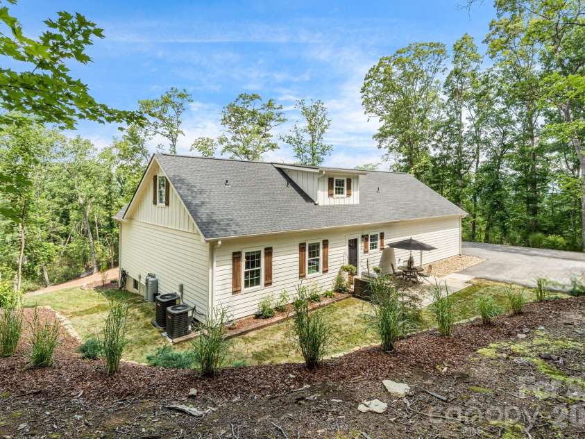 70 Jp Huggins Drive, Hendersonville, NC 28791.  MLS# CAR4277008, YatesRealty ID 33262. 
