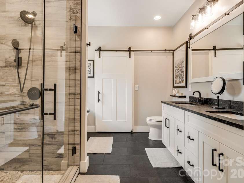70 Jp Huggins Drive, Hendersonville, NC 28791.  MLS# CAR4277008, YatesRealty ID 33262. Primary Bathroom