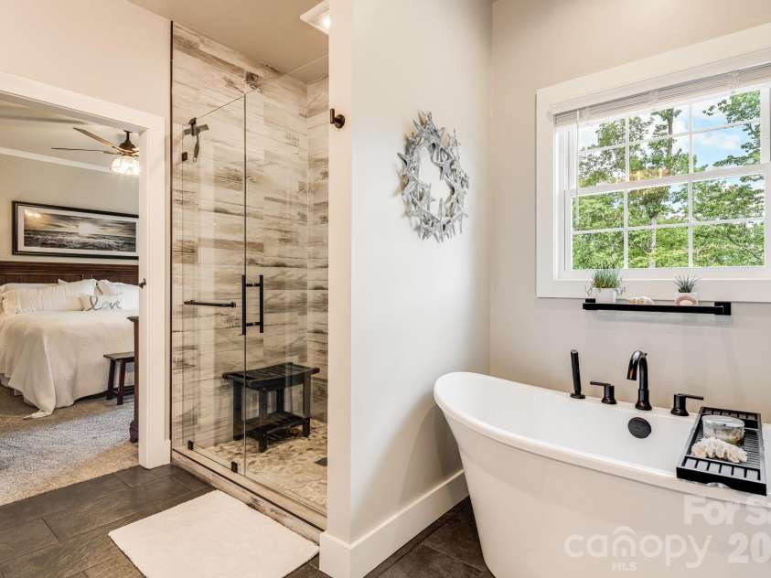 70 Jp Huggins Drive, Hendersonville, NC 28791.  MLS# CAR4277008, YatesRealty ID 33262. Primary Bathroom