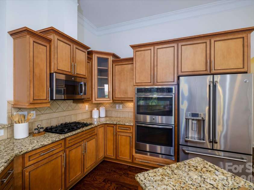 3743 Salvistrin Street, Charlotte, NC 28214.  MLS# CAR4396458, YatesRealty ID 33263. Kitchen w/ double ovens