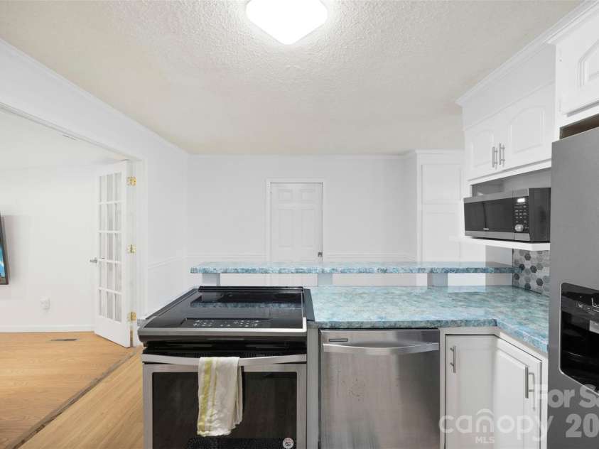 611 Lewis Street, Dallas, NC 28034.  MLS# CAR4393178, YatesRealty ID 33268. 