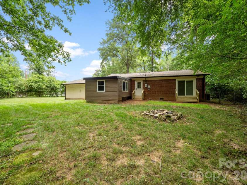 611 Lewis Street, Dallas, NC 28034.  MLS# CAR4393178, YatesRealty ID 33268. 