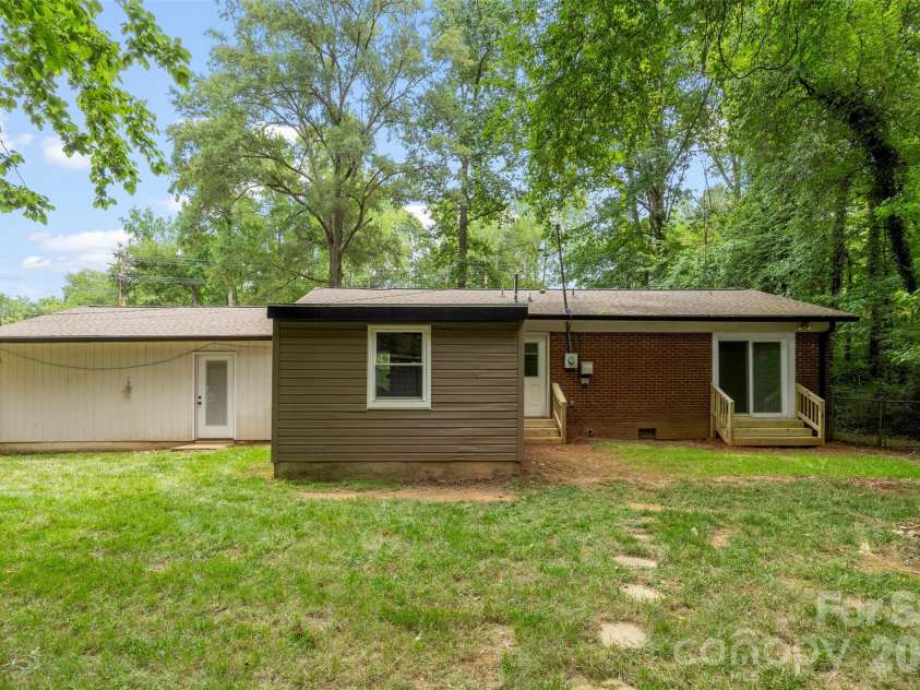 611 Lewis Street, Dallas, NC 28034.  MLS# CAR4393178, YatesRealty ID 33268. 