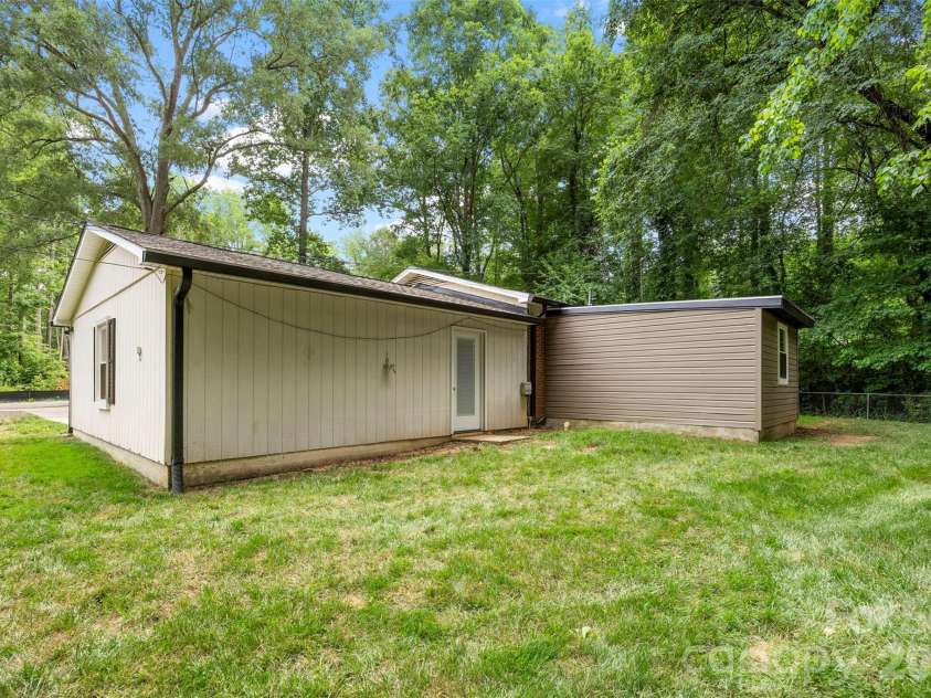 611 Lewis Street, Dallas, NC 28034.  MLS# CAR4393178, YatesRealty ID 33268. 