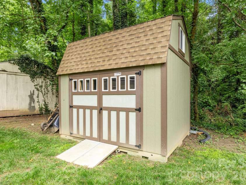 611 Lewis Street, Dallas, NC 28034.  MLS# CAR4393178, YatesRealty ID 33268. 