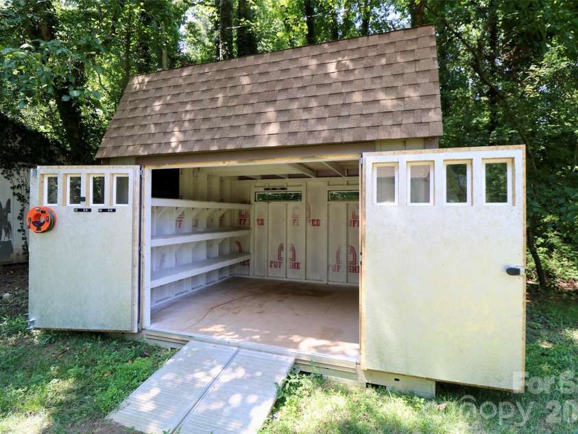 611 Lewis Street, Dallas, NC 28034.  MLS# CAR4393178, YatesRealty ID 33268. 