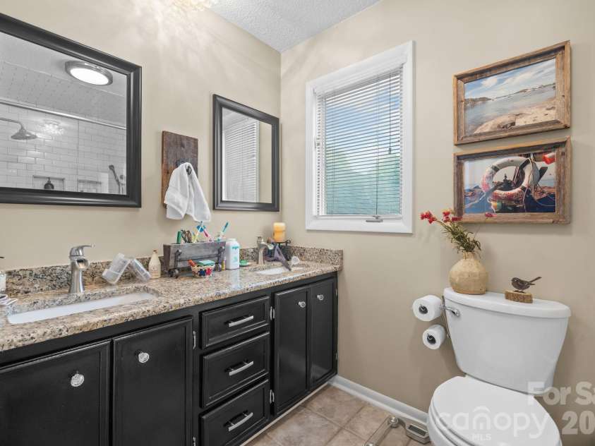 446 17th Avenue Drive, Hickory, NC 28601.  MLS# CAR4396658, YatesRealty ID 33270. 2nd level primary suite
