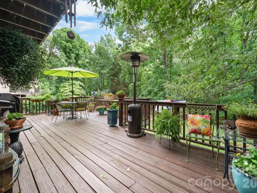 446 17th Avenue Drive, Hickory, NC 28601.  MLS# CAR4396658, YatesRealty ID 33270. 