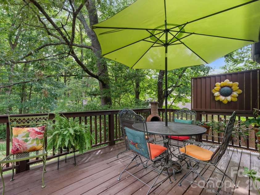 446 17th Avenue Drive, Hickory, NC 28601.  MLS# CAR4396658, YatesRealty ID 33270. 