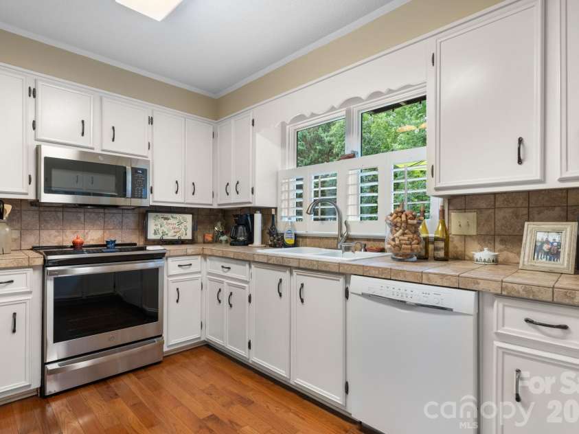 446 17th Avenue Drive, Hickory, NC 28601.  MLS# CAR4396658, YatesRealty ID 33270. 