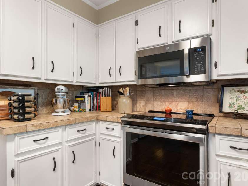 446 17th Avenue Drive, Hickory, NC 28601.  MLS# CAR4396658, YatesRealty ID 33270. 