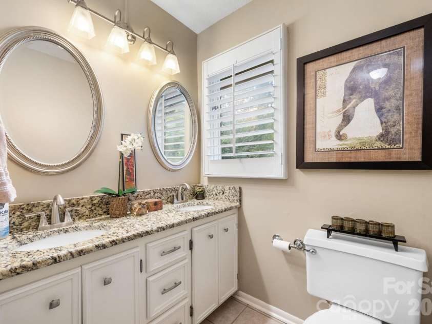 446 17th Avenue Drive, Hickory, NC 28601.  MLS# CAR4396658, YatesRealty ID 33270. 