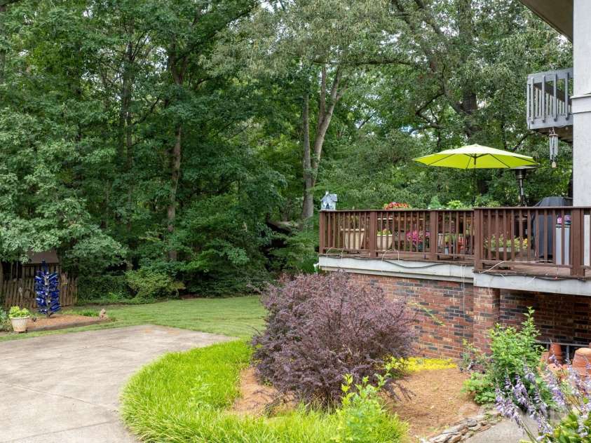446 17th Avenue Drive, Hickory, NC 28601.  MLS# CAR4396658, YatesRealty ID 33270. 