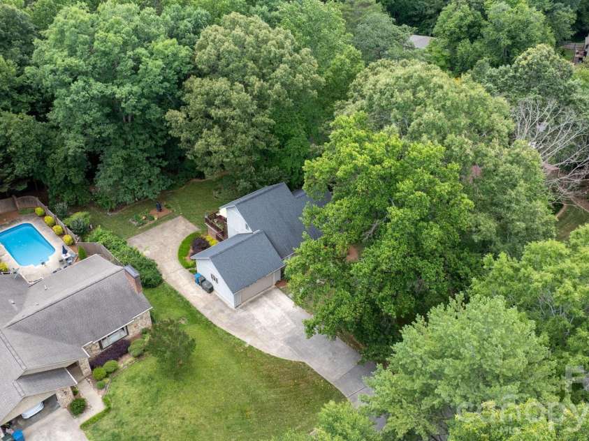 446 17th Avenue Drive, Hickory, NC 28601.  MLS# CAR4396658, YatesRealty ID 33270. 
