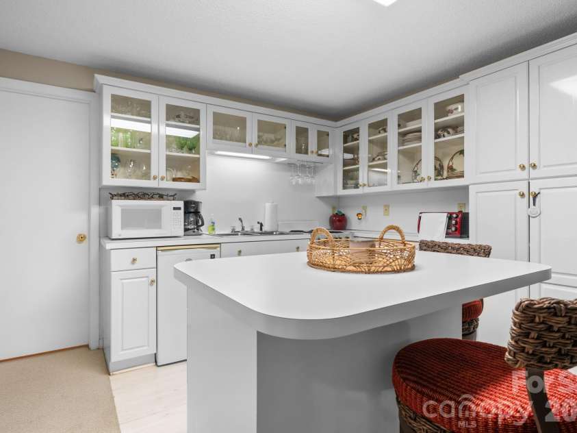 446 17th Avenue Drive, Hickory, NC 28601.  MLS# CAR4396658, YatesRealty ID 33270. Bsmt Apartment