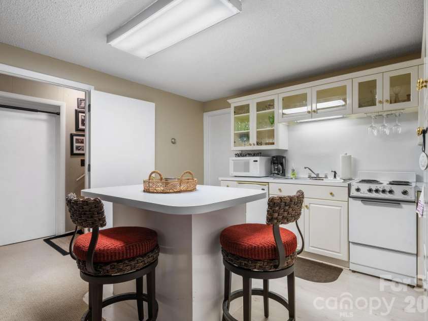 446 17th Avenue Drive, Hickory, NC 28601.  MLS# CAR4396658, YatesRealty ID 33270. Bsmt Apartment