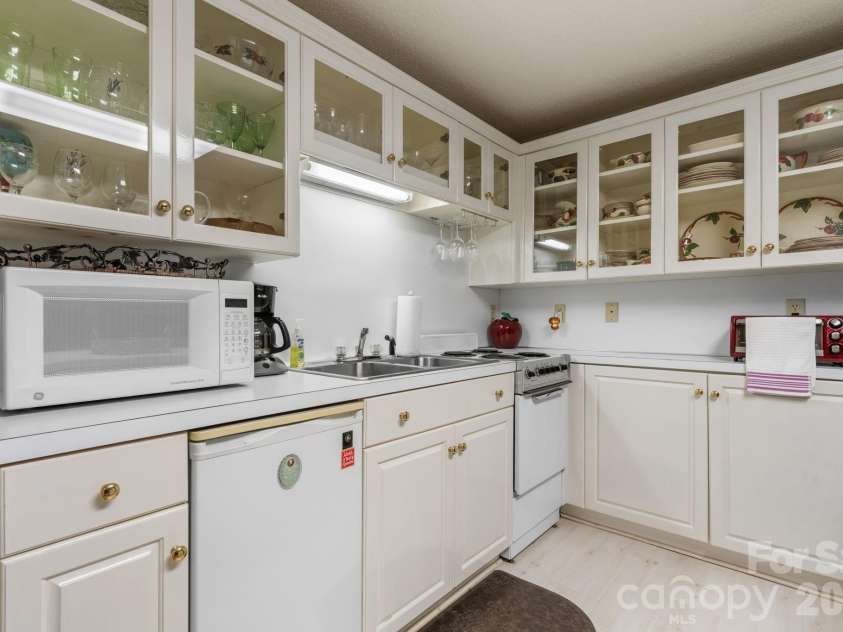 446 17th Avenue Drive, Hickory, NC 28601.  MLS# CAR4396658, YatesRealty ID 33270. Bsmt Apartment