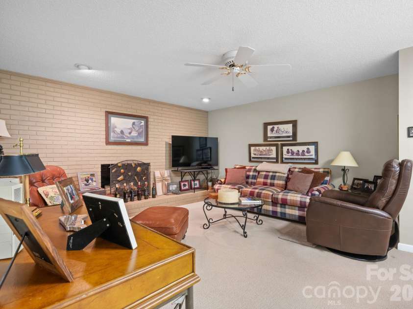 446 17th Avenue Drive, Hickory, NC 28601.  MLS# CAR4396658, YatesRealty ID 33270. Bsmt Apartment