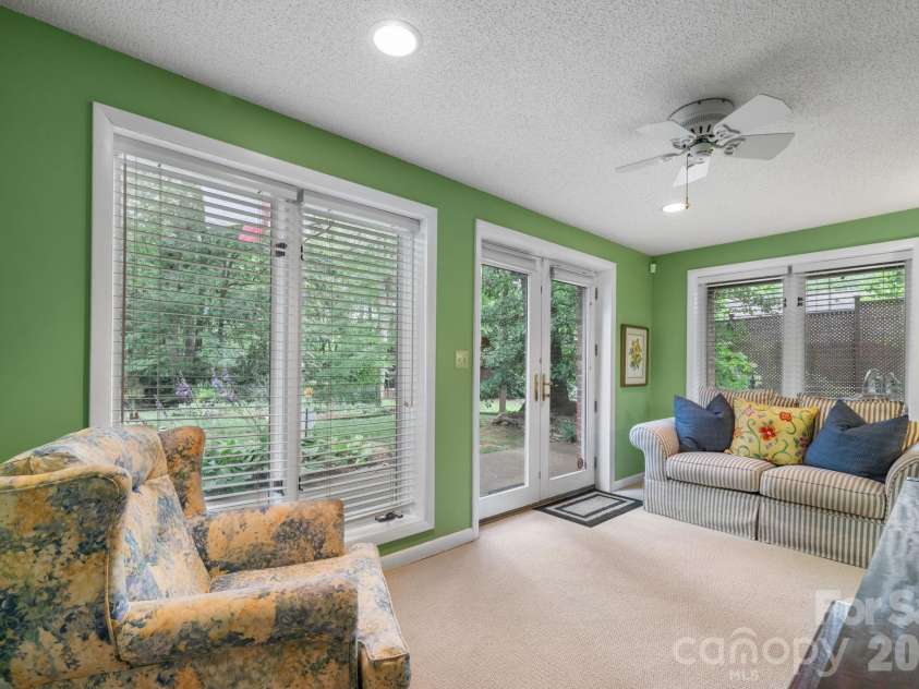 446 17th Avenue Drive, Hickory, NC 28601.  MLS# CAR4396658, YatesRealty ID 33270. Bsmt Apartment