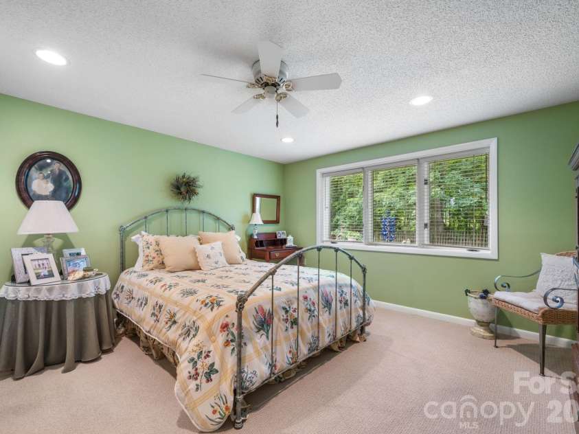 446 17th Avenue Drive, Hickory, NC 28601.  MLS# CAR4396658, YatesRealty ID 33270. Bsmt Apartment