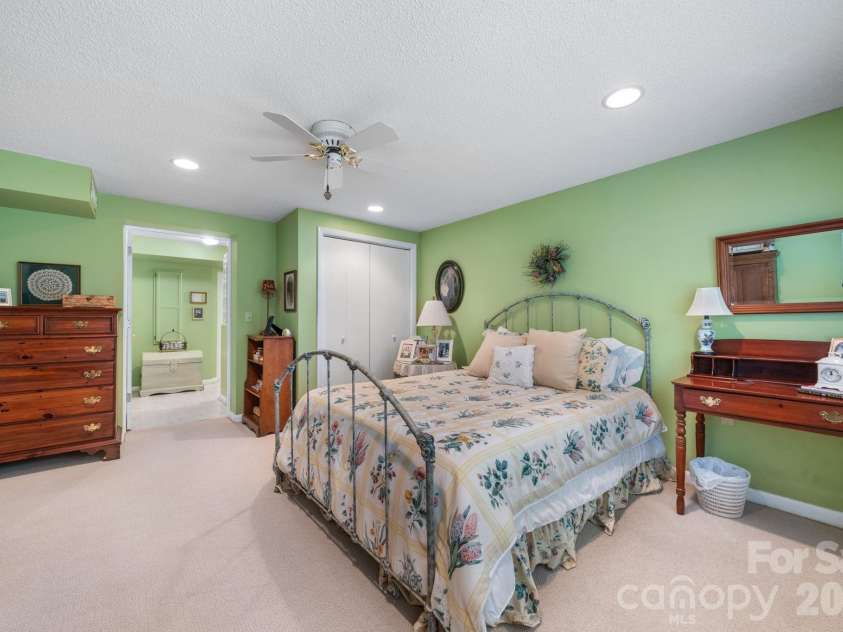 446 17th Avenue Drive, Hickory, NC 28601.  MLS# CAR4396658, YatesRealty ID 33270. Bsmt Apartment