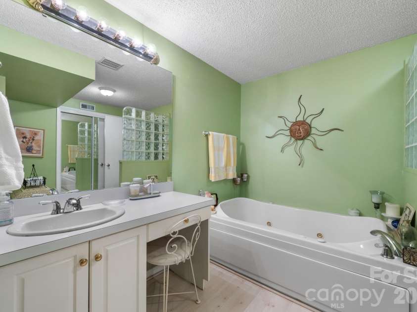 446 17th Avenue Drive, Hickory, NC 28601.  MLS# CAR4396658, YatesRealty ID 33270. Bsmt Apartment