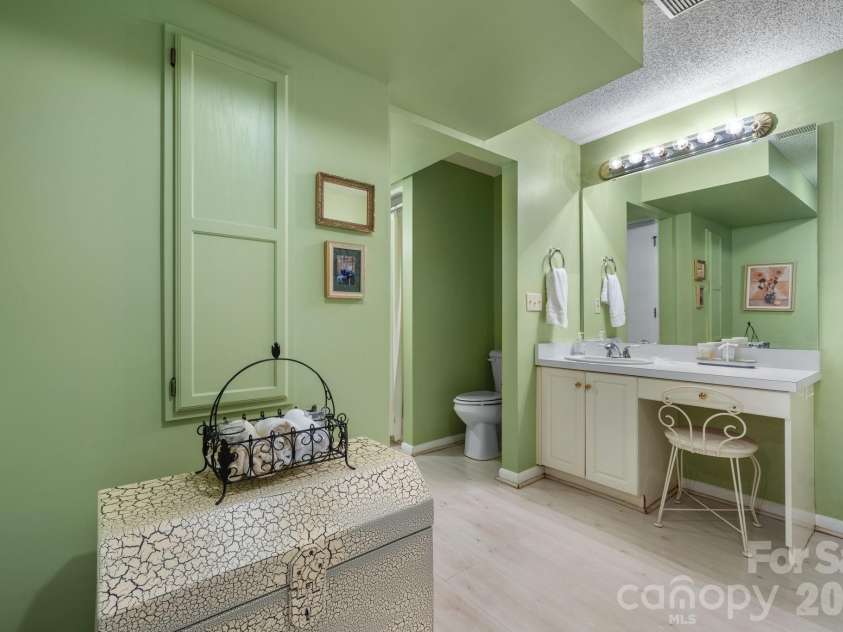 446 17th Avenue Drive, Hickory, NC 28601.  MLS# CAR4396658, YatesRealty ID 33270. Bsmt Apartment
