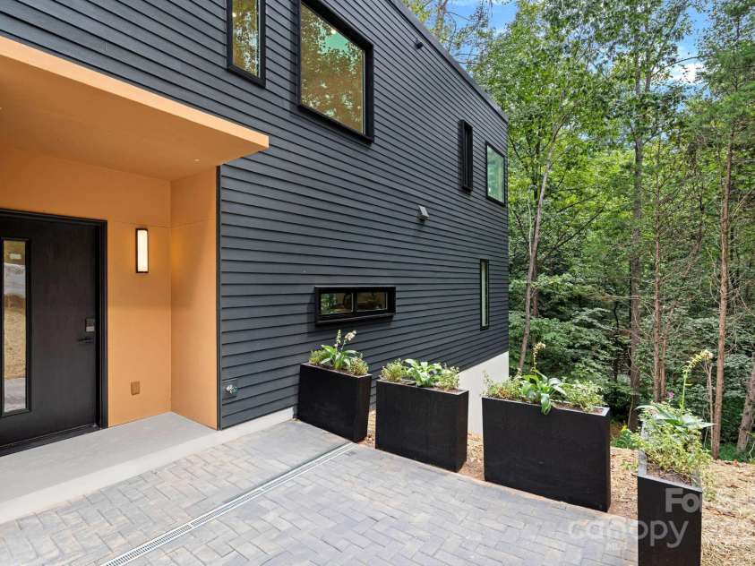 801 Autumnwood Lane, Charlotte, NC 28213.  MLS# CAR4286678, YatesRealty ID 33271. 