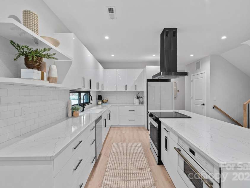 801 Autumnwood Lane, Charlotte, NC 28213.  MLS# CAR4286678, YatesRealty ID 33271. 