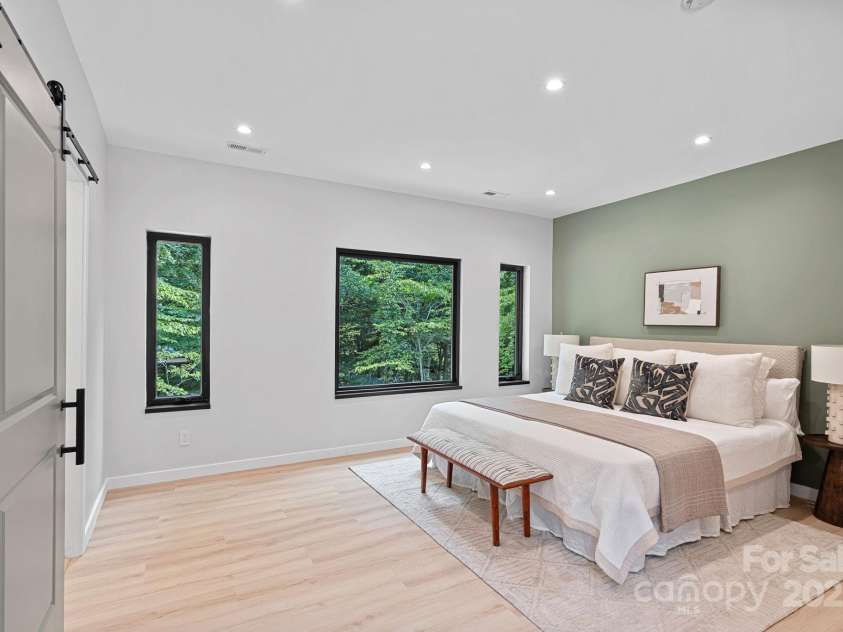 801 Autumnwood Lane, Charlotte, NC 28213.  MLS# CAR4286678, YatesRealty ID 33271. 