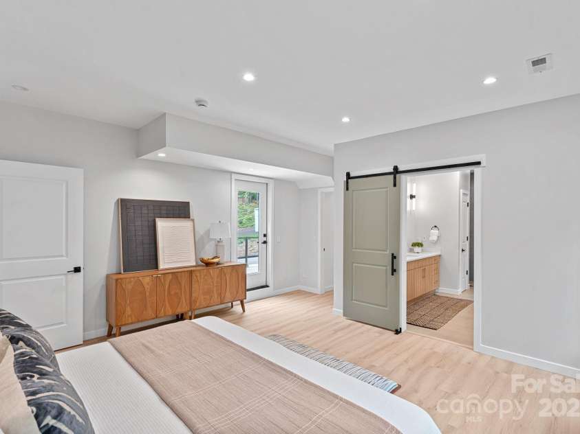 801 Autumnwood Lane, Charlotte, NC 28213.  MLS# CAR4286678, YatesRealty ID 33271. 