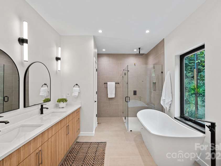 801 Autumnwood Lane, Charlotte, NC 28213.  MLS# CAR4286678, YatesRealty ID 33271. 