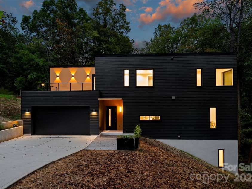 801 Autumnwood Lane, Charlotte, NC 28213.  MLS# CAR4286678, YatesRealty ID 33271. 