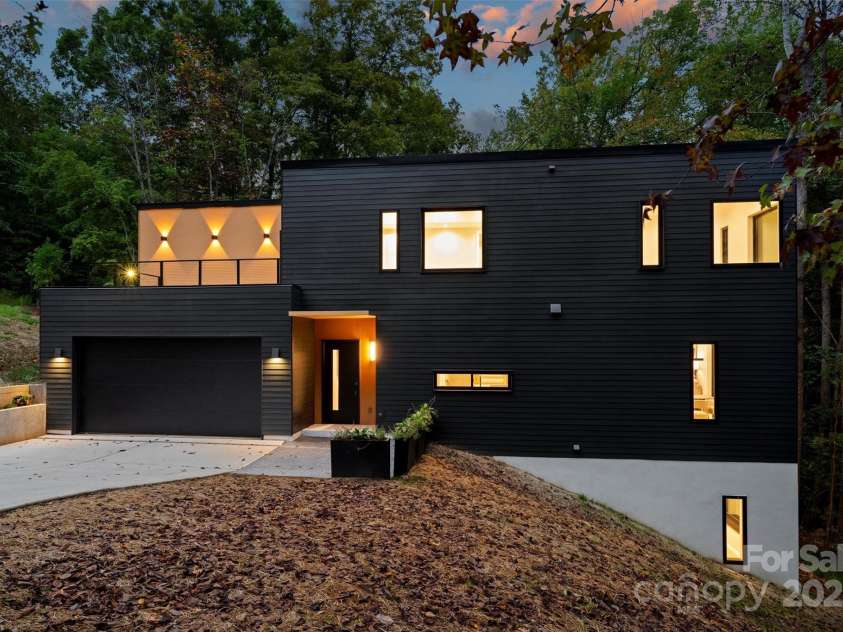 801 Autumnwood Lane, Charlotte, NC 28213.  MLS# CAR4286678, YatesRealty ID 33271. 