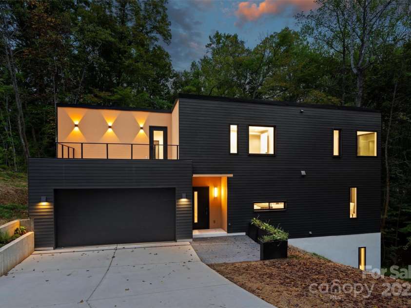 801 Autumnwood Lane, Charlotte, NC 28213.  MLS# CAR4286678, YatesRealty ID 33271. 