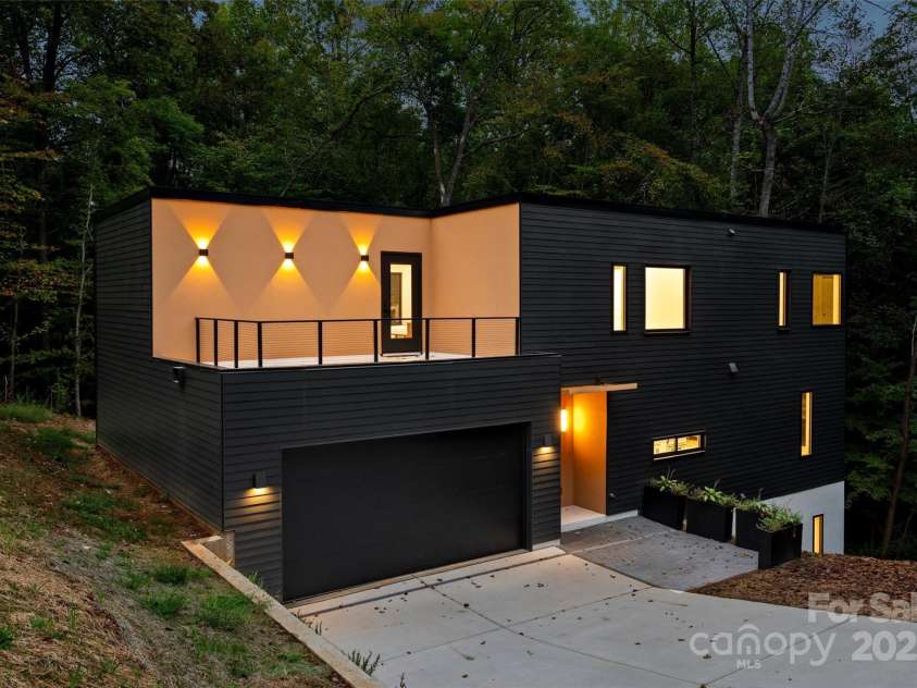 801 Autumnwood Lane, Charlotte, NC 28213.  MLS# CAR4286678, YatesRealty ID 33271. 