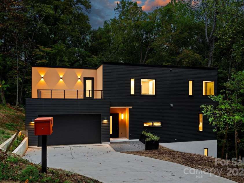 801 Autumnwood Lane, Charlotte, NC 28213.  MLS# CAR4286678, YatesRealty ID 33271. 