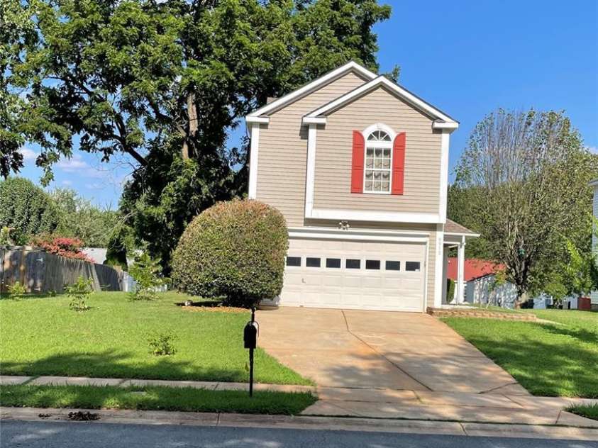 6912 Alanbrook Road, Charlotte, NC 28215.  MLS# CAR4284888, YatesRealty ID 33272. More space and privacy between neighbors and blue sky