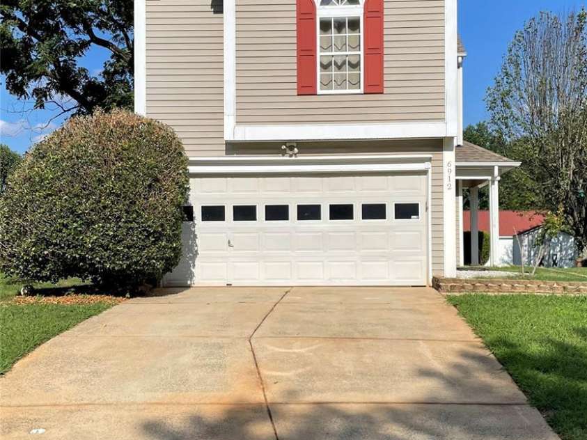 6912 Alanbrook Road, Charlotte, NC 28215.  MLS# CAR4284888, YatesRealty ID 33272. Welcome Home!