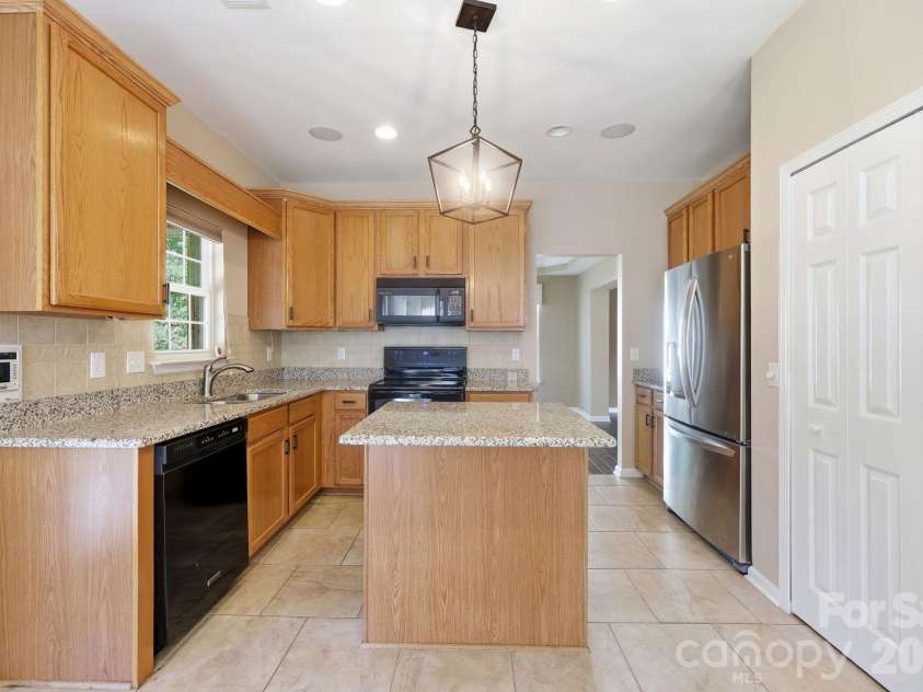 9004 Scottsboro Drive, Huntersville, NC 28078.  MLS# CAR4394126, YatesRealty ID 33272. Kitchen